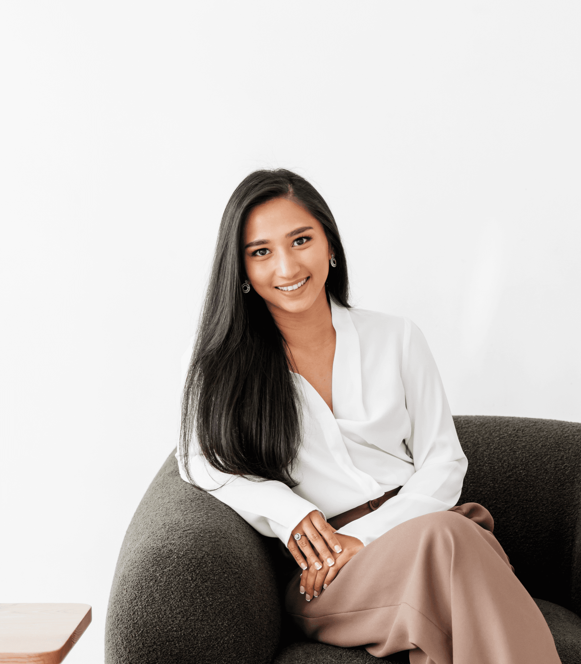 Moe San Thu coaching - a woman sitting peacefully in a cozy interior