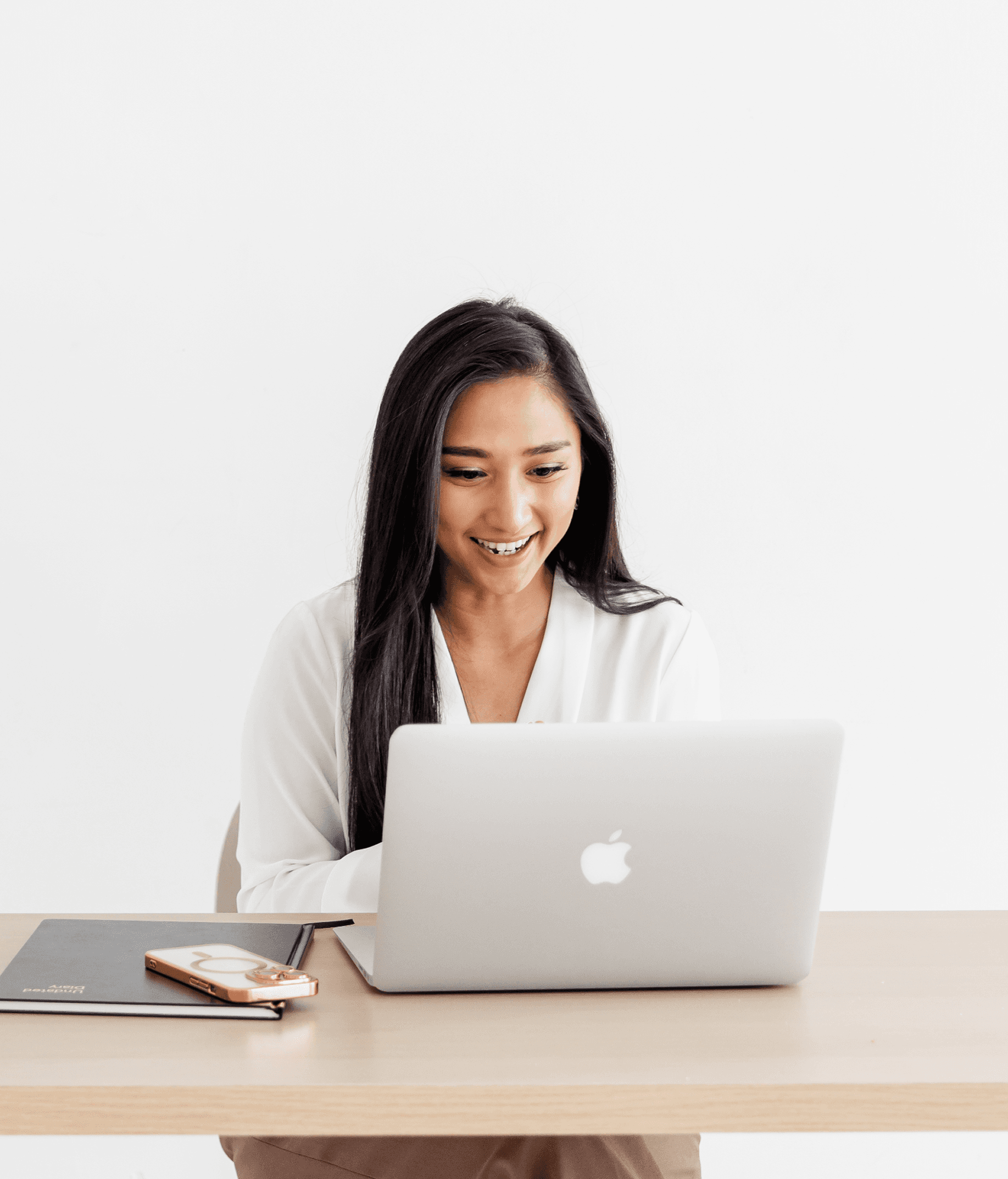 Moe San Thu coaching - a woman sitting peacefully in a cozy interior