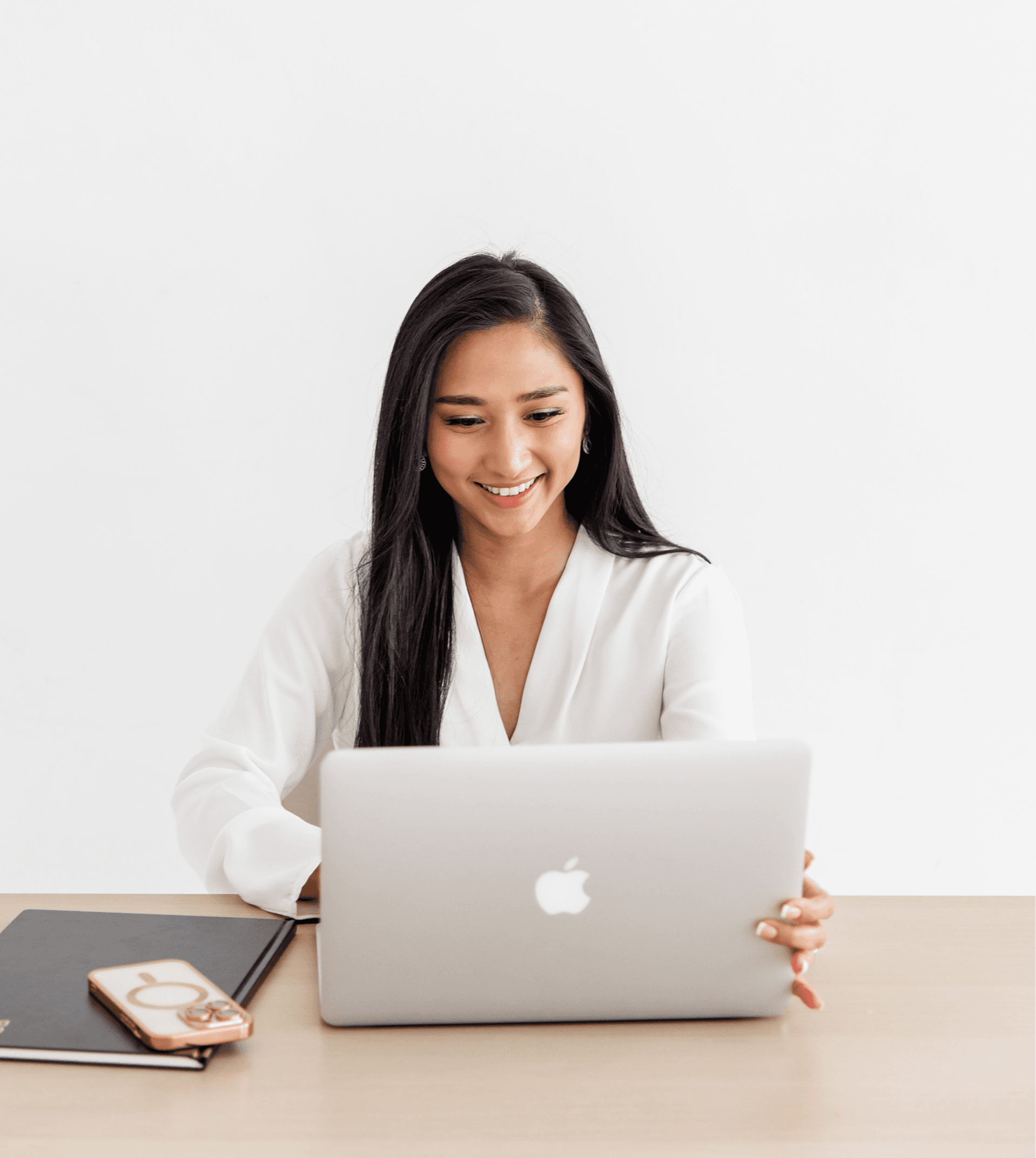Moe San Thu coaching - a woman sitting peacefully in a cozy interior