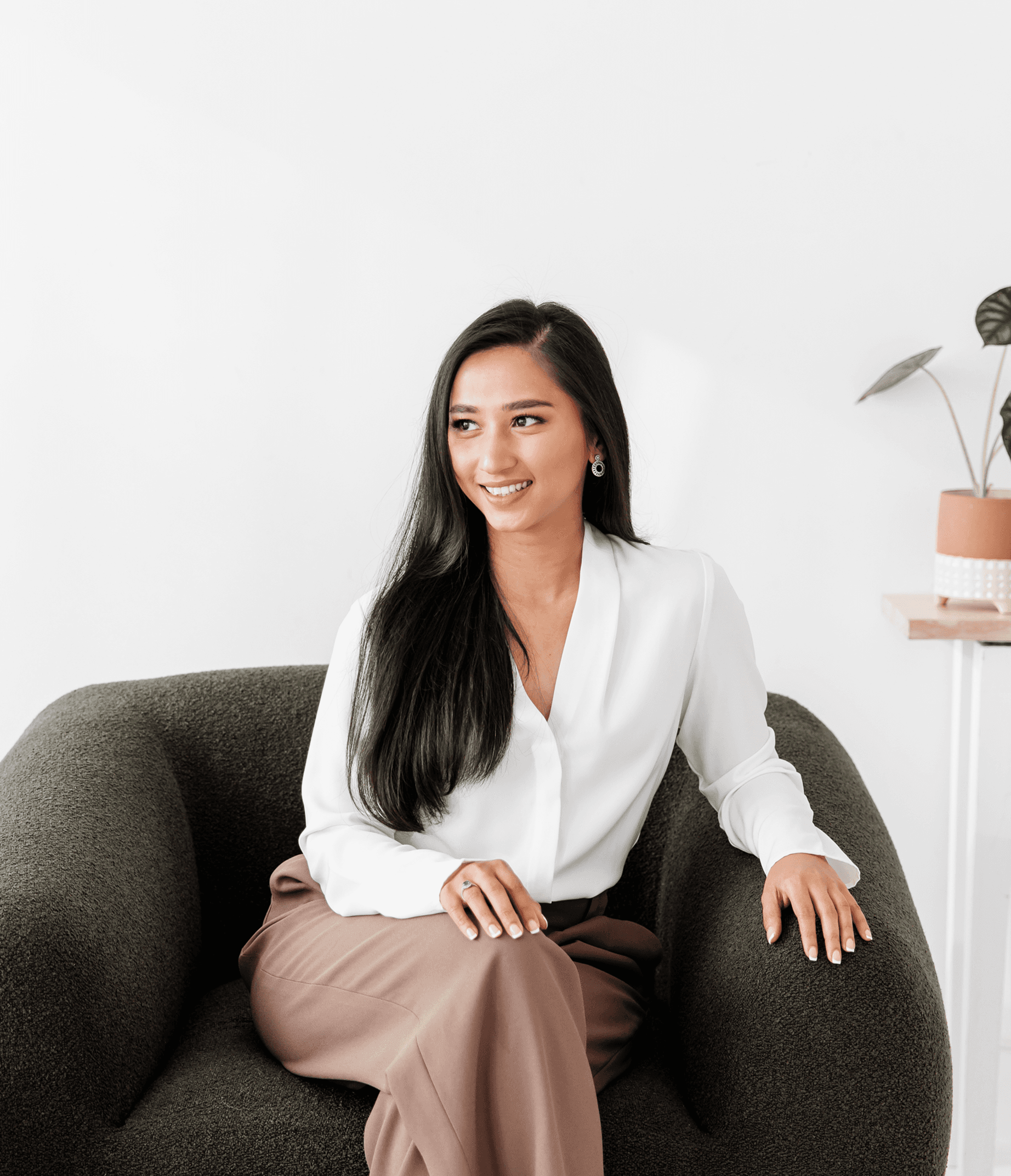 Moe San Thu coaching - a woman sitting peacefully in a cozy interior